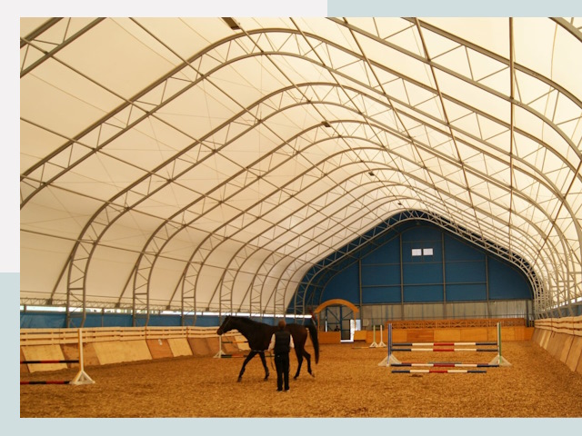 Строительство конных манежей в мирном